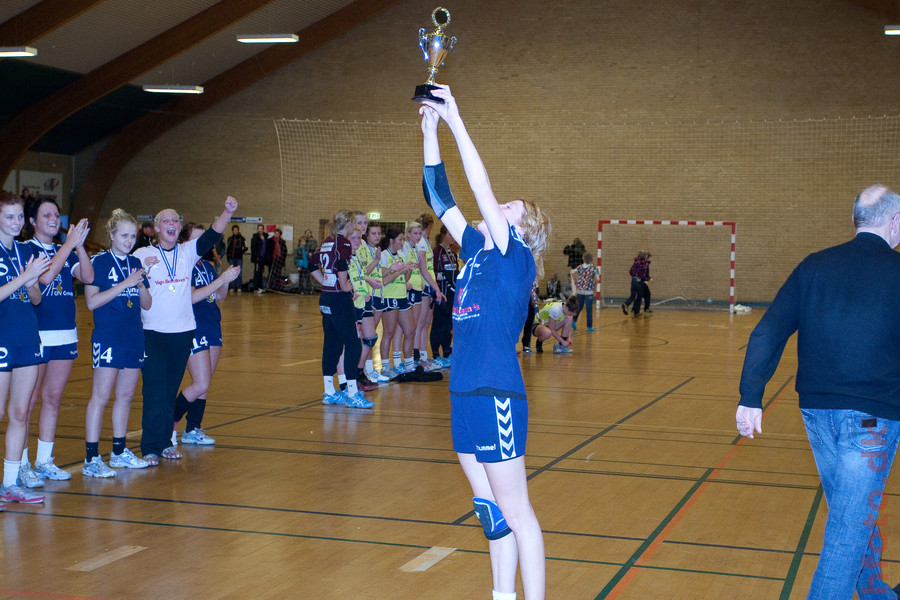 Mathilde Neesgaard modtager pokalen.