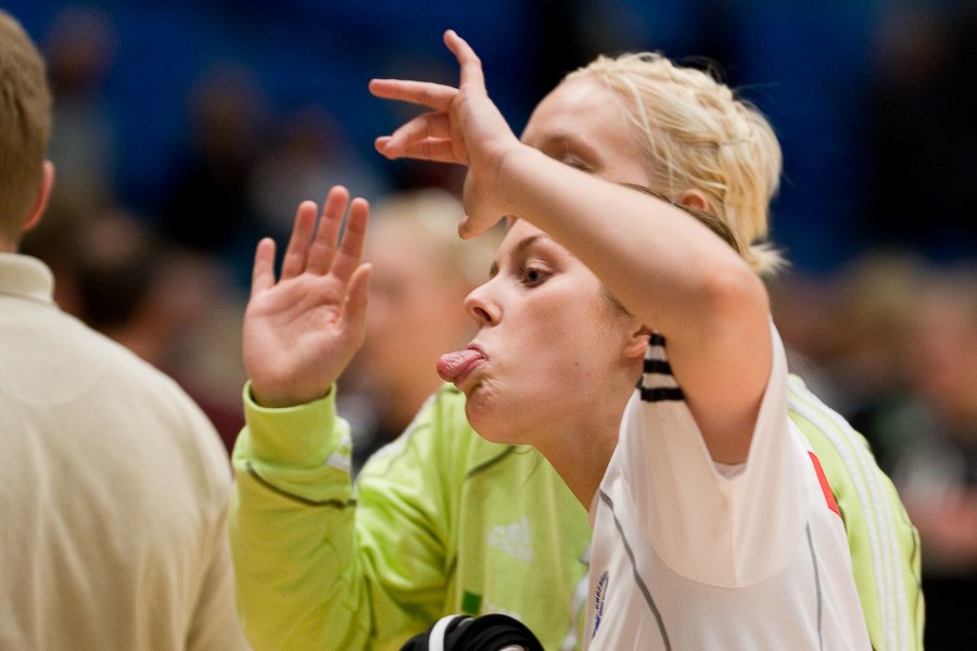 Et par FCK'ere forsger at pvirke tidligere FCK'er Madeleine Grundstrm, der interviewes til TV.