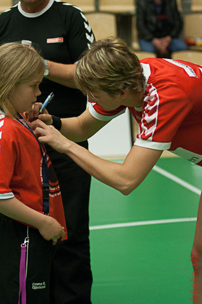 Lene Lund Nielsen - der skrives autografer efter kampen.