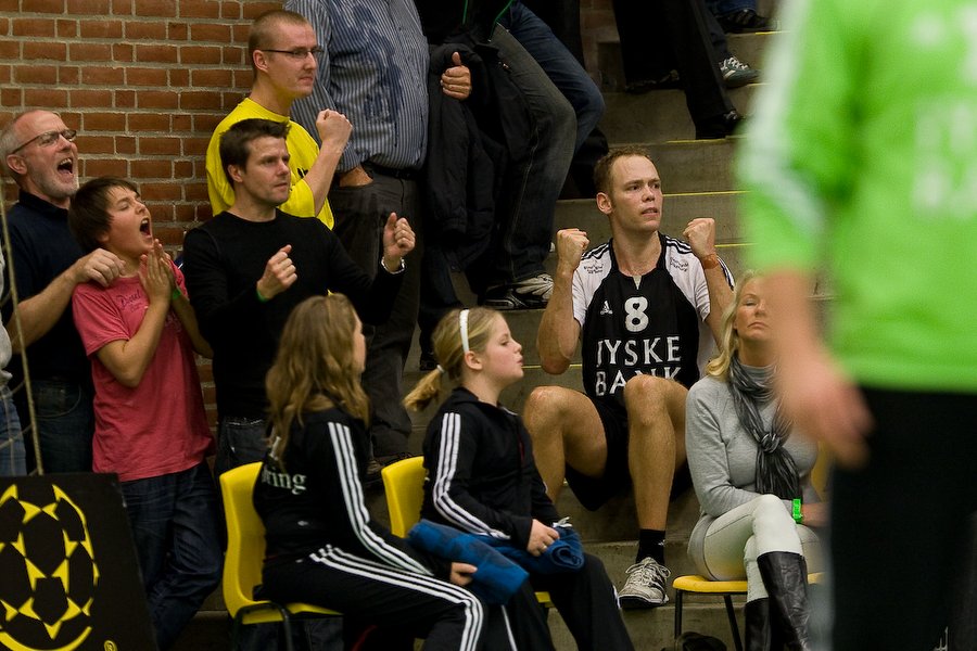 Mads Nielsen ser resten af kampen fra tilskuerrkkerne efter sin 3. udvisning.