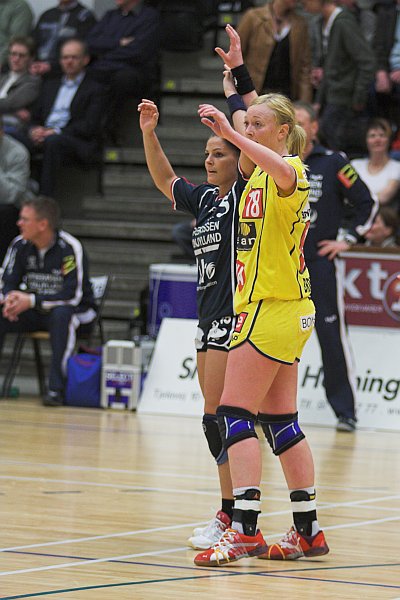 Karen Brdsgaard og Randers HKs Laura Danielsen.