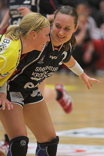 Karen Brdsgaard og Randers HKs Heidi Johansen.