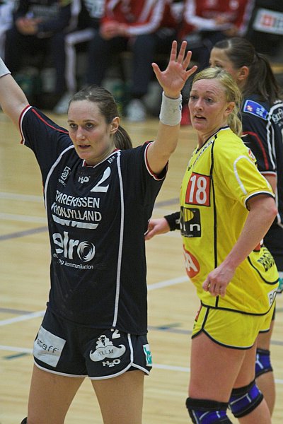 Karen Brdsgaard og Randers HKs Heidi Johansen.