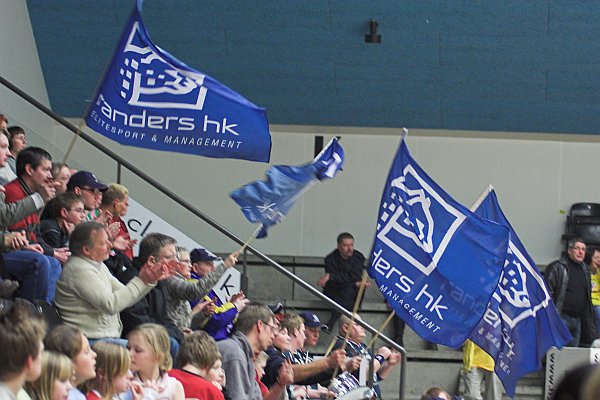 Randers HK fans. Flagene luftes ved alle Randers scoringer.