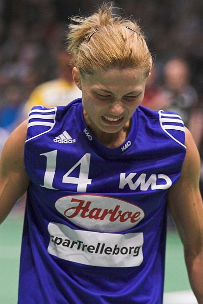 Maja Savic ser til, mens Leganger behandles p banen.