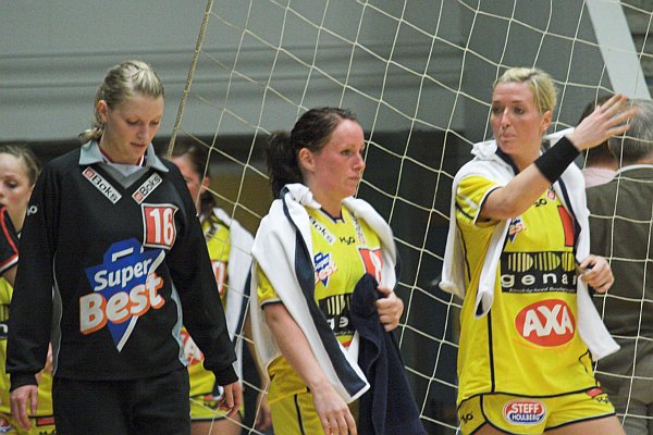 Spillerne ud til 2. halvleg.
Camilla Eriksen,  Ragnhild Aamodt og  Kari-Anne Henriksen.