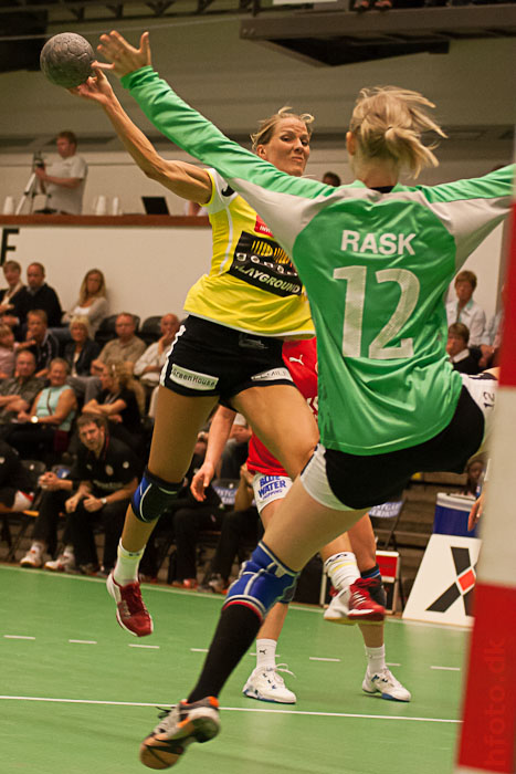 Gro Hammerseng overfor Team Esbjerg mlvogter Dorthe S. Rask.