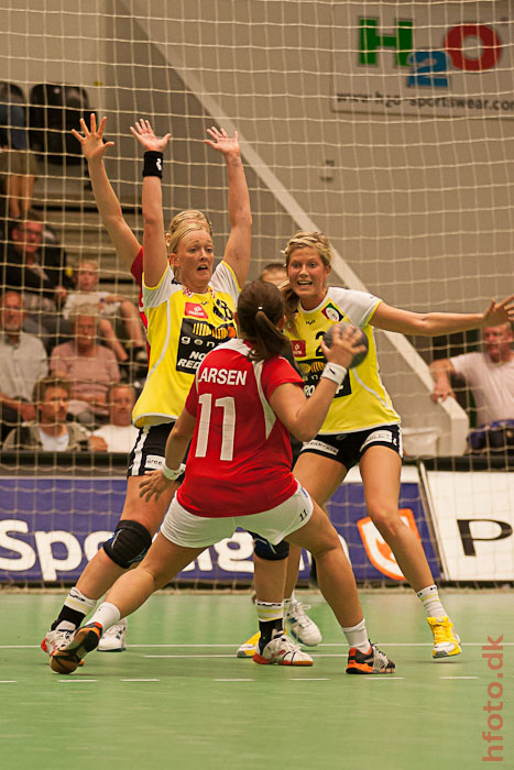 Team Esbjergs Karin Larsen,  Karen Brdsgaard &  Maria Srensen dkker op.