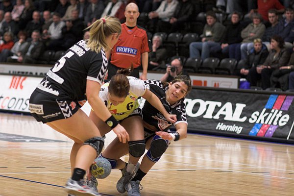 Katrine Thomsen i kamp med Barbara Spreiter og Mette Lindberg.