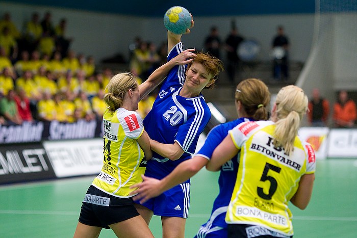 Gro Hammerseng blokerer for Olga Buyanova.