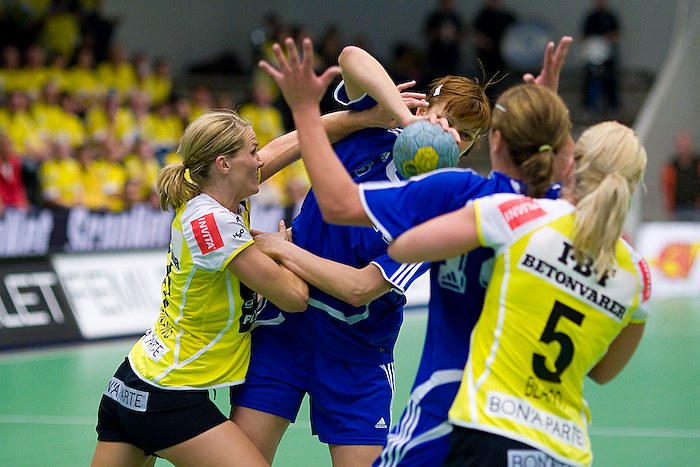 Gro Hammerseng blokerer for Olga Buyanova.