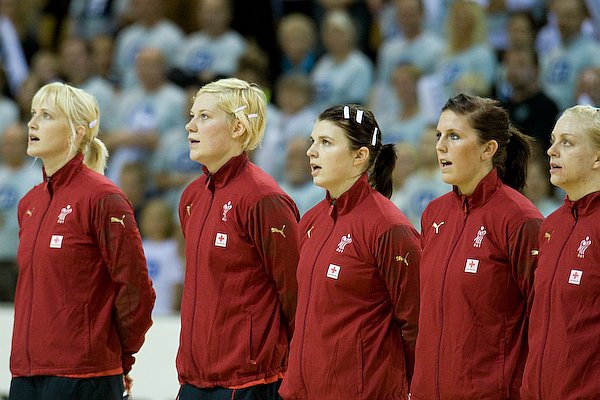 Nationalsang.
Rikke Skov, Mia Falk, Mie Augustesen, Camilla Dalby og Anette Bonde Christensen.