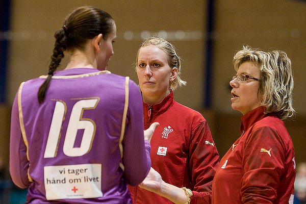 Timeout.
Karin Mortensen, Christina N. Pedersen og mlvogtertrner Vibeke Andersen.