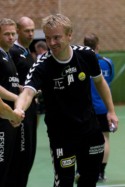 Jesper Holmris hilser p Viborg bnken.