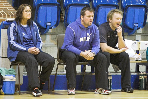 TMS's trnerbnk med holdleder Marianne B. Nielsen og trnere Henrik Daugaard og Jakob Fryd.