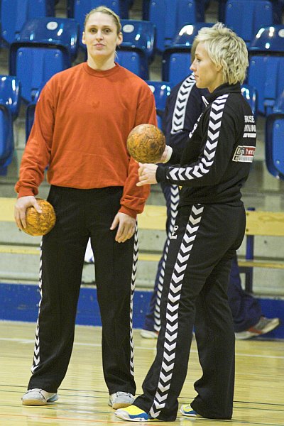 SK Aarhus' Hrafnhildur Skuladottir(Kaldet Habba, tidligere TTH-spiller) og Karina Bjrn.