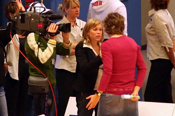 Lotte Kirskou interviewes til TV2.