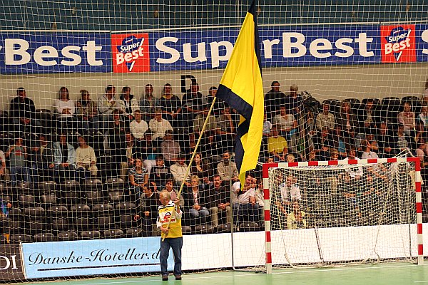 Tifo, bestende af flag hele banen rundt.