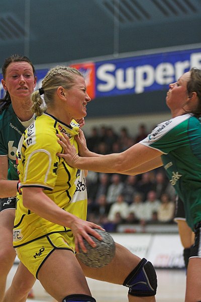 Hanne Halen i kamp med VHK's Lene Thomsen og Henriette Mikkelsen.