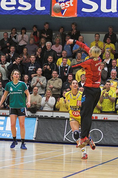 Tanja Milanovic lobber bolden over VHK's Louise Bager Nrgaard.