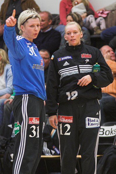 GOG's mlvogtere Inna Suslina og Mette Iversen under timeout.