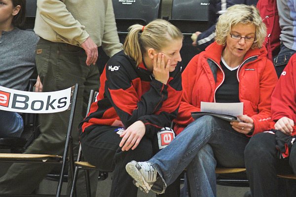 Camilla Eriksen lytter til Mlmandstrner Vibeke Andersen i pausen.