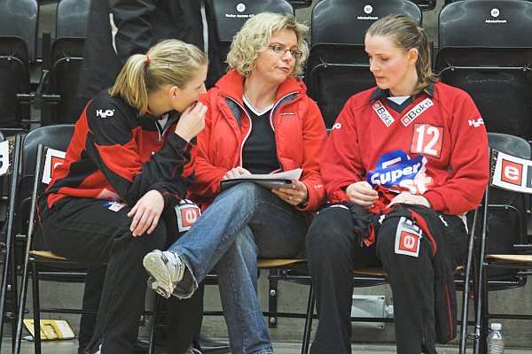 Camilla Eriksen og Karin Mortensen lytter til Mlmandstrner Vibeke Andersen i pausen.