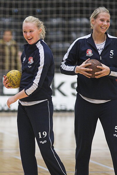 KIF Kolding's Maibritt Kviesgaard og Louise Svalastog.