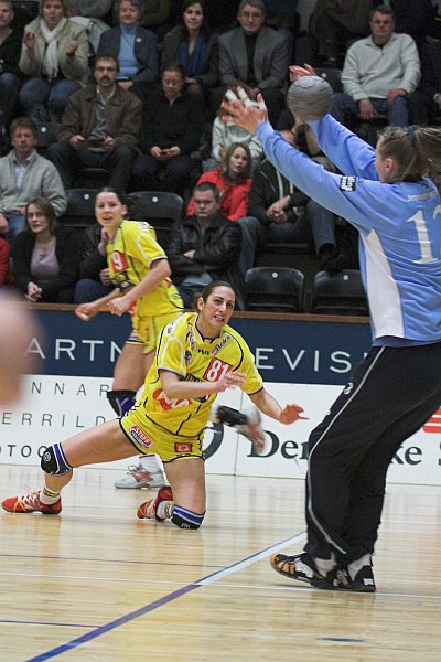 Tanja Milanovic overfor KIF Koldings mlvogter Christine Lindemann.