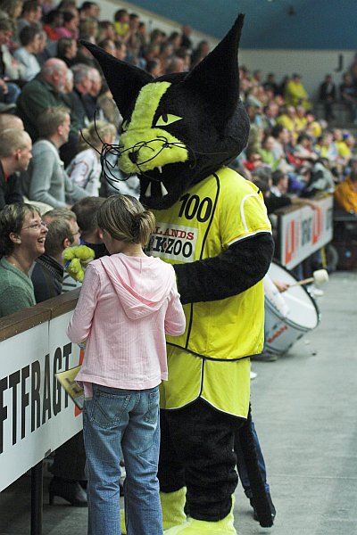 IBEH mascot Katsi skriver autografer.