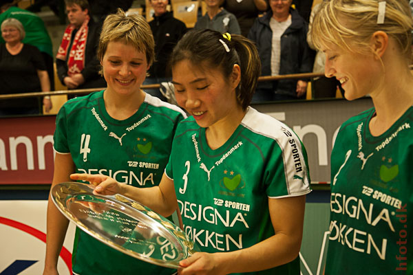 Grit Jurack, Chao Zhai & Rikke Skov studerer prmien.