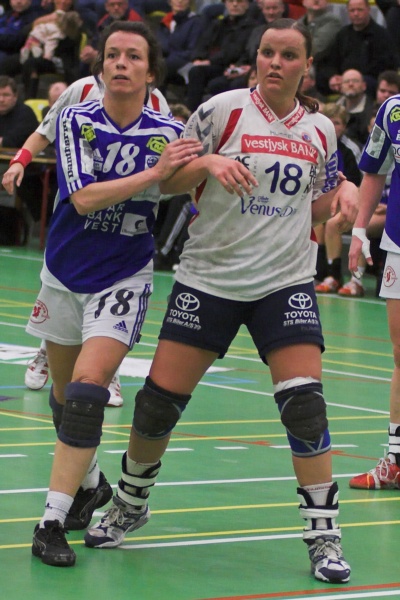 Natascha Bertelsen overfor Skive FHs Majken Larsen Popp.