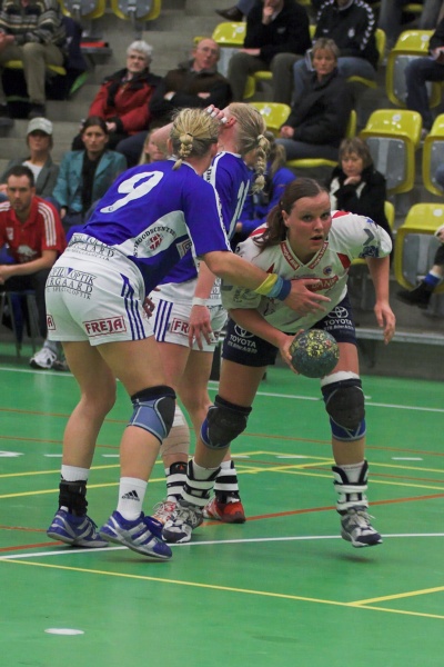 Natascha Bertelsen overfor Skive FHs Mette B. Kristensen.