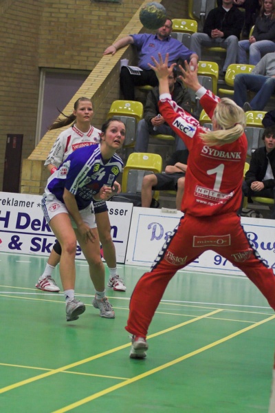 Skive FHs Sanne Bak-Pedersen forsger et lob over Rikke Poulsen.