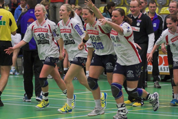 Signe Grummedal, Rikke Hjortlund, Andrea Groot og Natascha Bertelsen fejrer sejren.