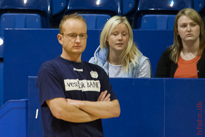 Trner Niels Agesen Nielsen. Rikke Poulsen ved dommerbordet