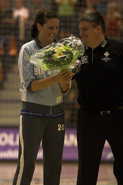 Randers HKs Camilla Dalby fr blomster da det er hendes hjemmebanedebut.