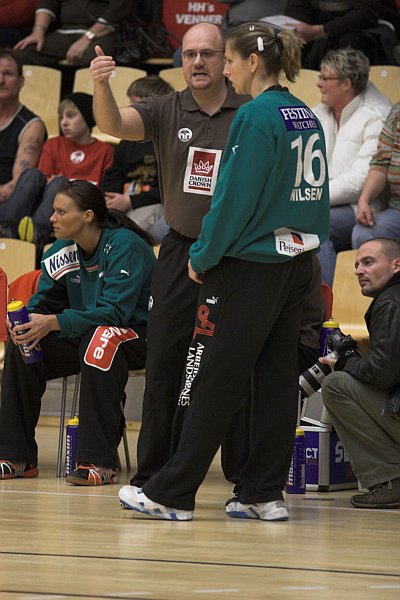 Horsens' trner Kenneth Sahlholdt instruere Jeanette Nilsen.