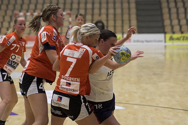 Lisette Pedersen blokerer for Natascha Bertelsen.