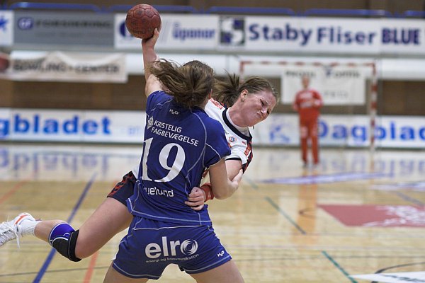 Andrea Groot blokeres af Katrine Fruelund.