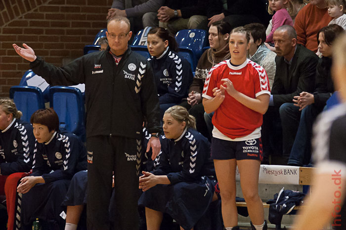 Spillet under et minut.
Rikke Poulsen ud, og Nycke Groot ind med overtrkstrje.