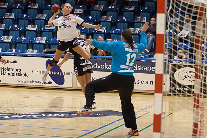 Karina Pedersen overfor Karin Mortensen.