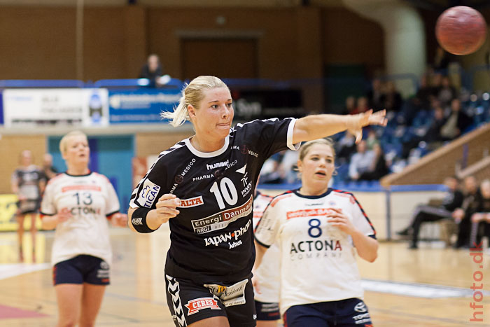 Trine Larsen scorer i et tomt l (TTH har skiftet Rikke Poulsen ud med extra markspiller).