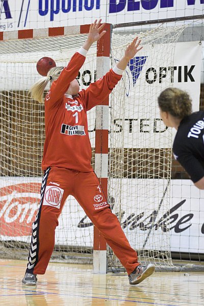 Josephine Touray scorer overfor Rikke Poulsen.