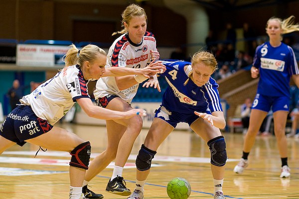 Mie Sejer Hansen, Grith Kristensen og shild Lothe Karlsen kmper om bolden.