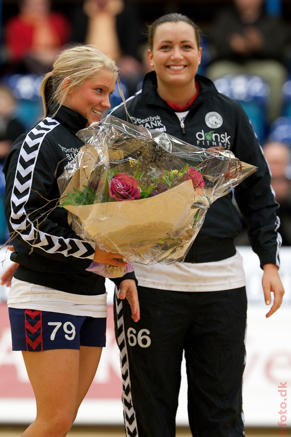 Kristina "Mulle" Kristiansen, blomster for at markere landsholds debuten.