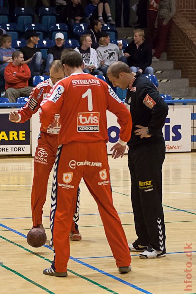 Mlmndene varmer op med lidt fodbold.
Michael Bruun, Kim Andersen og mlmandstrner Antoni Parecki.