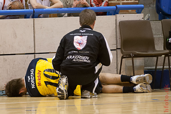 Team Helsinges Frederik Nielsen l resten af kampen p sidelinien, tydelig med smerter.