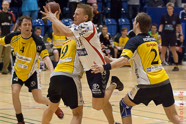 Kim Nielsen kommer igennem mellem Team Helsinges Martin Bager og Hans Karlsson.