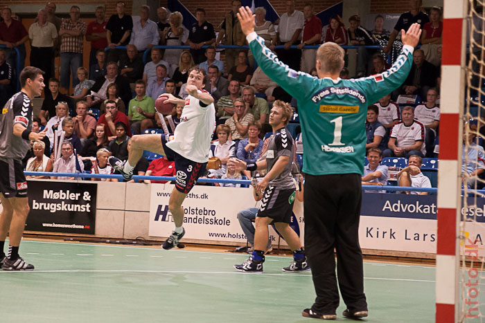 Erik Huizing overfor GOG mlvogter Peter Henriksen.